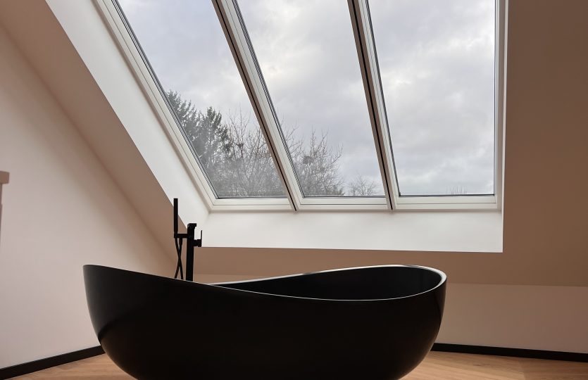 Freistehende Badewanne unter Dachfenstern