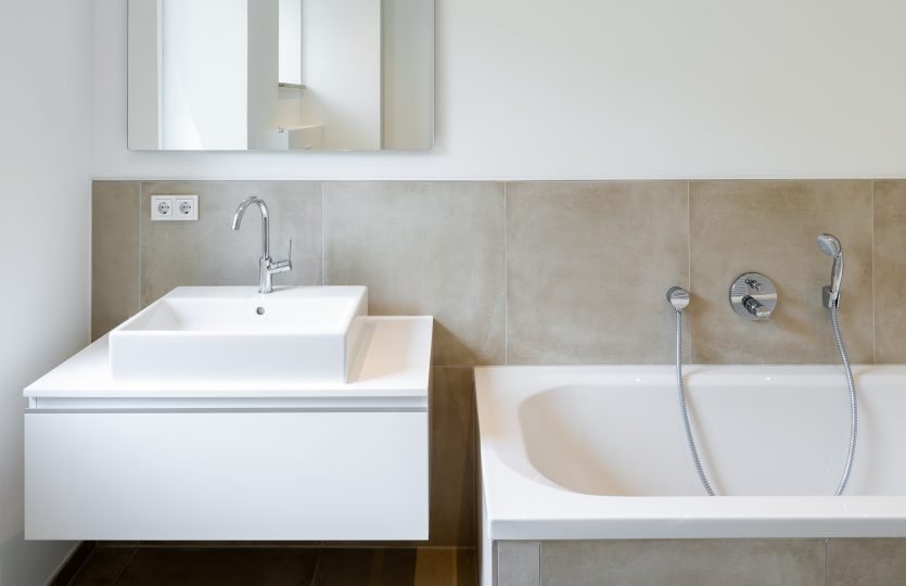 Saniertes Badezimmer mit Waschtisch und Badewanne