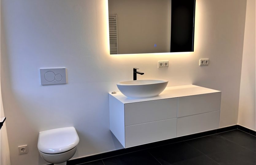 Neues Badezimmer mit Waschtisch