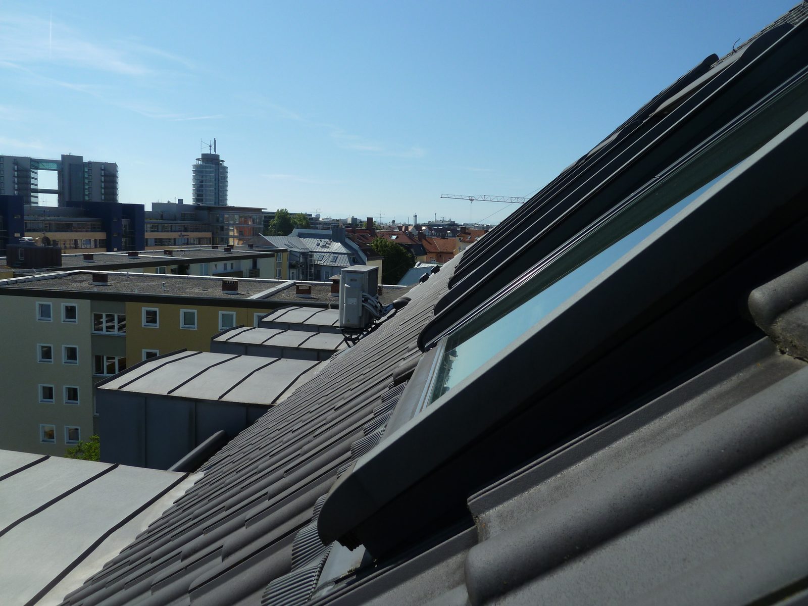 Fertig eingedecktes Dach mit Dachfenstern in München