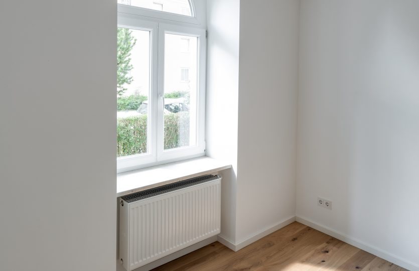 Neu installierter Heizkörper in einem sanierten Raum